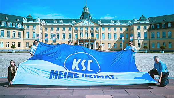 Beim Freundschaftsspiel des KSC gegen Liverpool weht die KSC-Fahne auf dem Karlsruher Schloss 