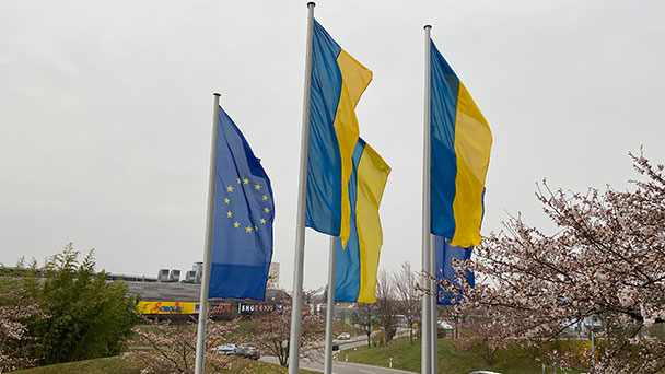 Ukrainische Flagge weht über Baden-Baden – Mindestens 800 Flüchtlinge schon angekommen