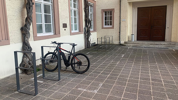 Erinnerung an Besuch von US-Präsident Obama in Baden-Baden – Stadtrat Schmoll: „Rathaus Innenhof demnächst mit gewaltigen blühenden Glyzinien ein Highlight“