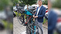 Sinzheim will Fahrradkommune werden – Bürgermeister Ernst testet Reparaturstationen