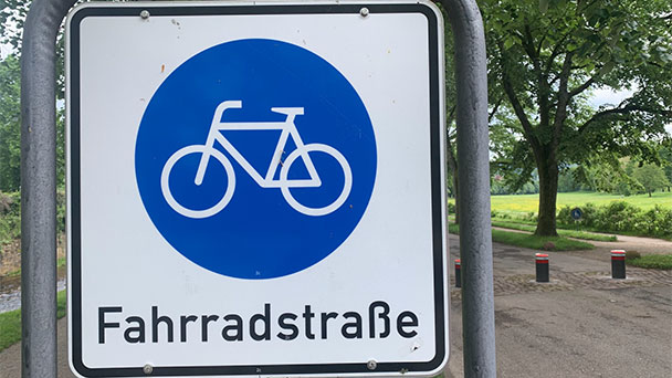 SPD-Infostand vor dem Festspielhaus – Werner Schmoll informiert über Fahrradkonzept