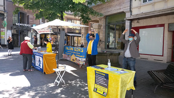Kundgebung "Falun Gong" in Baden-Badener Fußgängerzone gegen Verfolgung in China – „Manche haben von dieser Thematik noch nichts gehört“