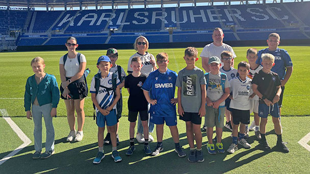 Aktivposten für den Karlsruher SC – Ötigheimer Fanclub Etje hält die blau-weiße Fahne hoch 