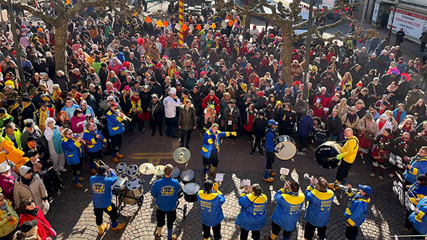 Oberbürgermeisterin Monika Müller verteilt kostenlose Narrensuppe – Rastatt im Fastnacht-Modus Oberbürgermeisterin Monika Müller verteilt kostenlose Narrensuppe – Rastatt im Fastnacht-Modus