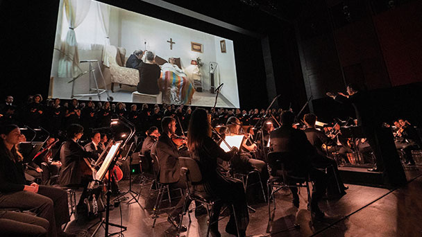Herbstfestspiele „Unter Geiern“ – „Der Tod ist ein Meister aus“ … Griechenland! – „Die Musik war einschläfernd, aber: eine WELT-Uraufführung“