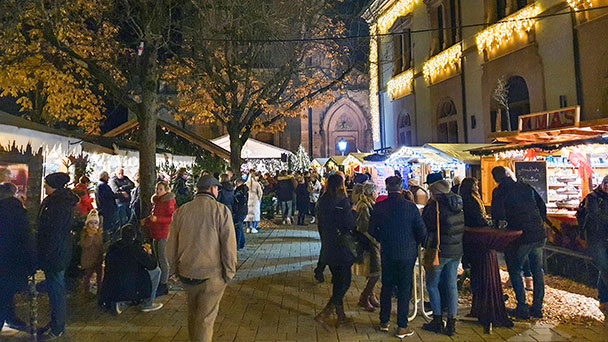 Bühler Adventsmarkt lockt mit Geschenken – Nikolaus verteilt Dambedeis 