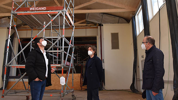 In der Ooser Festhalle kann wieder gefeiert werden – Neue Dachkonstruktion montiert