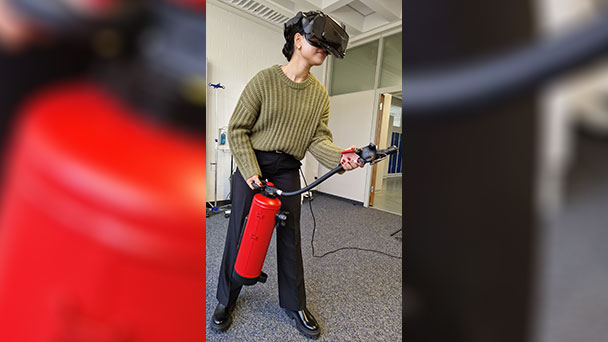 Wer hat denn das schon einmal geübt? – Umgang mit Feuerlöschern in Robert-Schuman-Schule 