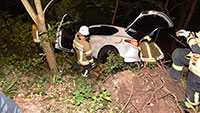 50.000 Euro Schaden in Ebersteinburg bei Unfall – Fahrerin mit SUV die Böschung hinan – Feuerwehr mit Stahlseilen im Einsatz