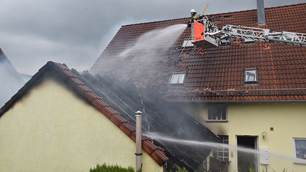 Feuer in Steinbach – Bewohner mit Drehleiter gerettet – Flucht auf Balkon 