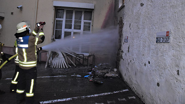 Feuer hinter Hotel am Karfreitag – Hausfassaden erlitten starke Beschädigungen