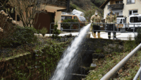 Wassernoteinsatz der Feuerwehr in Neuweier – Gärten und Keller überflutet  