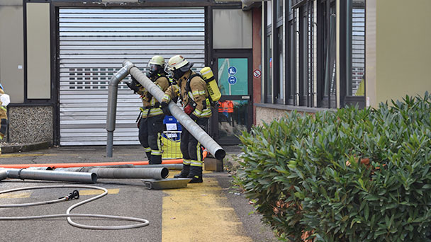 Feuer in Firmengebäude in Baden-Oos – Baden-Badener Feuerwehr konnte Schlimmeres verhindern