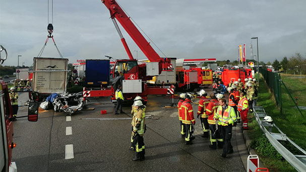 Tödlicher Unfall bei Baden-Baden – Großeinsatz für Baden-Badener und Karlsruher Rettungskräfte – Mit hoher Geschwindigkeit unter geparkten Sattelzug 