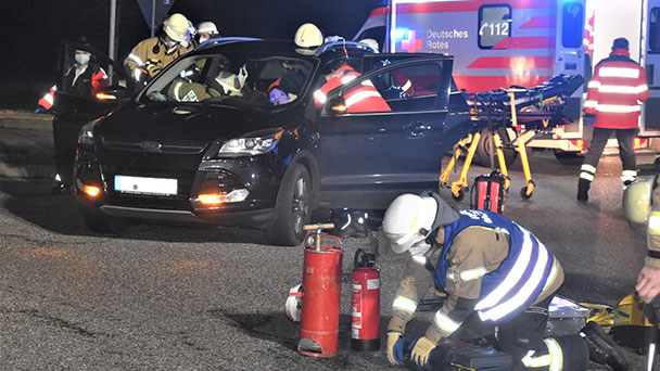 Feuerwehr bei Unfall zwischen Sandweier und Haueneberstein im Einsatz – Angeblich eingeklemmter Autofahrer