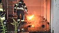 Feuer in der Schwarzwaldstraße – Feuerwehr konnte Übergreifen der Flammen verhindern