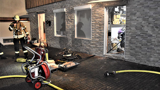 Feuerwehreinsatz in Baden-Badener Lange Straße – Brennende Kellertür