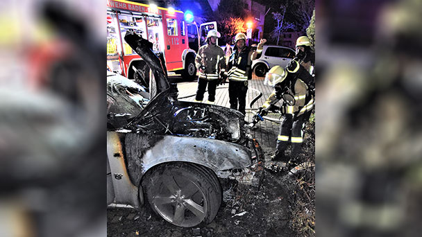 Auto in Flammen – Baden-Badener Feuerwehr konnte Schlimmeres verhindern