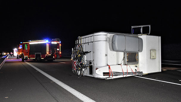 Baden-Badener Feuerwehr vergangene Nacht im Einsatz – Wohnmobil umgestürzt
