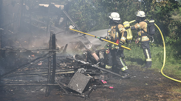 Wohnwagen in Flammen – Feuerwehr zwischen Baden-Oos und Haueneberstein im Einsatz