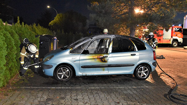 Feuerwehr löscht brennendes Auto in der Wilhelm-Drapp-Straße 