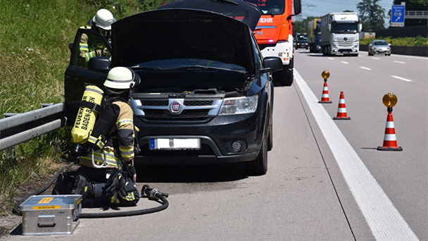 Autobrand auf A5 – „Entstehungsbrand im Motorraum“