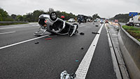 Baden-Badener Feuerwehr auf der Autobahn im Einsatz – Auto auf dem Dach 