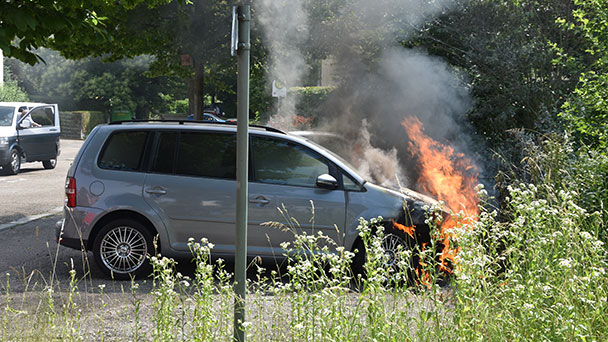 Feuerwehr löschte brennendes Auto – Schußbachstaße war komplett gesperrt