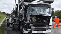 Unfall zwischen schwergewichtigen Lastwagen – „Sachschaden ist immens“