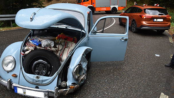 Schwer lädierte historischer VW-Käfer auf der Schwarzwaldhochstraße 