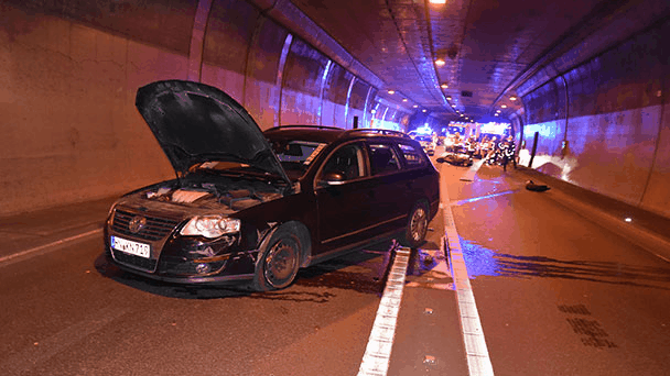 Feuerwehr und Rettungskräfte im Michaelstunnel – Stundenlange Sperrung nach Unfall