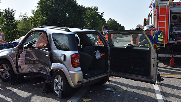 Schwerer Unfall bei Sandweier – Sechs Verletzte – Feuerwehr rettete eingeklemmten Fahrer