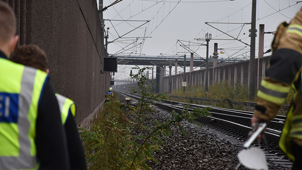 Feuerwehreinsatz am Dienstagmorgen – Bahnstrecke gesperrt