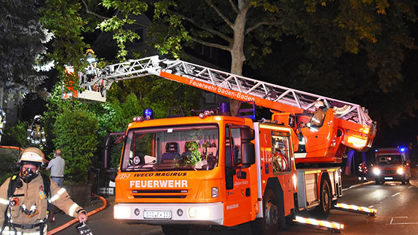 Feuer in Mehrfamilienhaus in Baden-Baden – Drei Personen über Drehleiter "gerettet"