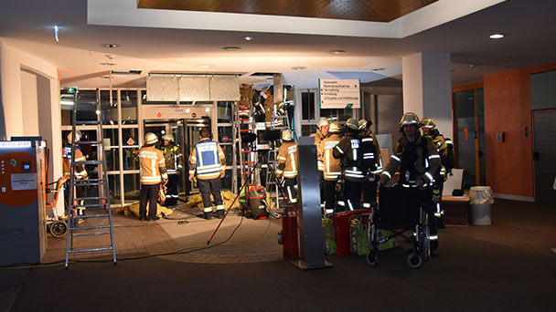 Feuerwehreinsatz auch in der Klinik in Balg – Schwelbrand in der Zwischendecke