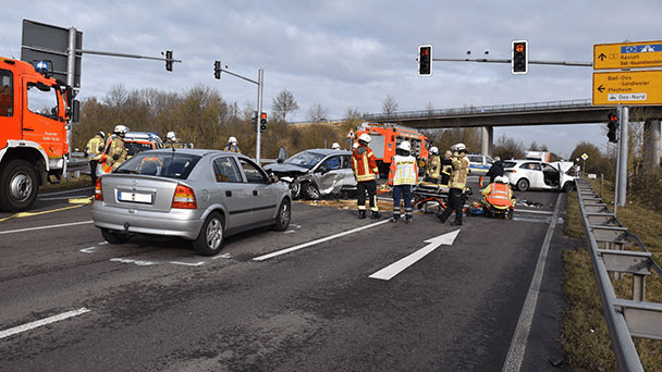 Zwei Verletzte, 50.000  Euro Schaden und Vollsperrung – Zwischen Baden-Oos und Haueneberstein über "rot" gefahren