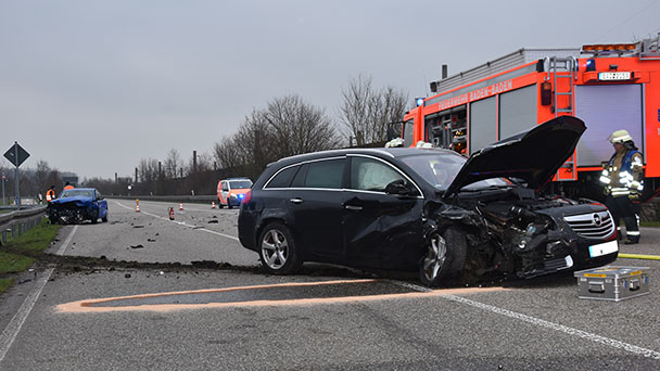 Heftiger Unfall bei Haueneberstein – Zwei Verletzte und Komplettsperrung der B3