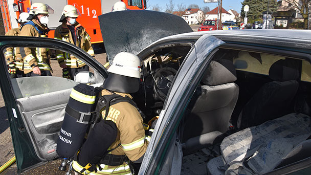 Feuerwehreinsatz vor der Klinik in Baden-Baden – Auto in Flammen