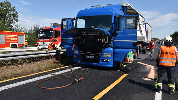 Gemeinsamer Einsatz Baden-Badener und Rastatter Feuerwehr – LKW auf A5 in Brand