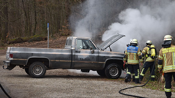 Auto in Flammen – Feuerwehr schnell in Balg zur Stelle
