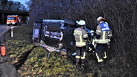 Auto in Böschung umgekippt – Feuerwehreinsatz am Autobahnzubringer