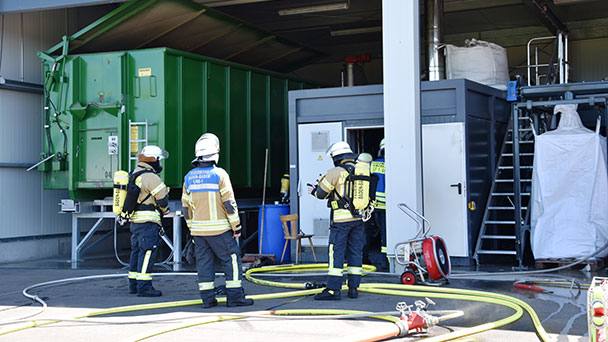 Feuer in Kartung – Feuerwehren aus Baden-Baden und Sinzheim im Einsatz 