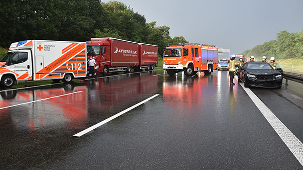 Bei Aquaplaning ins Schleudern – Rettungsdienst brachte Fahrer in Klinik