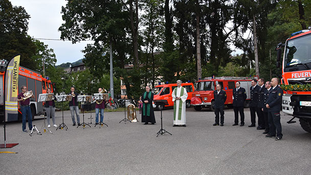 Ein Feuerwehrauto und zwei Pfarrer im Einsatz – Feuerwehrfahrzeugweihe in Lichtental 