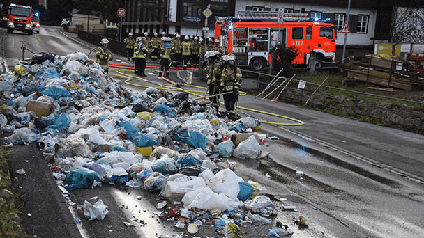 Spektakulärer Brand auf Mauerbergstraße in Neuweier – Fahrer von Müllauto reagierte geistesgegenwärtig