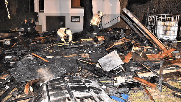 Feuer am Wahlabend in Baden-Baden – Einsatzkräfte verhindern in Varnhalt Schlimmeres Feuer am Wahlabend in Baden-Baden – Einsatzkräfte verhindern in Varnhalt Schlimmeres