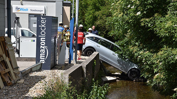 Auto in die Oos gestürzt – An Tankstelle Betonmauer durchbrochen – Feuerwehr rettete Fahrerin
