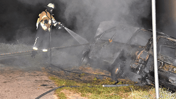 Auto in Varnhalt heute Morgen lichterloh in Flammen – Rätsel um Fahrzeuginsassen Auto in Varnhalt heute Morgen lichterloh in Flammen – Rätsel um Fahrzeuginsassen