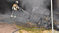 Auto in Varnhalt heute Morgen lichterloh in Flammen – Rätsel um Fahrzeuginsassen 