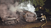 Brennende Autos in Steinbach – Zwei Fahrzeuge vollkommen zerstört –  Feuerwehr verhinderte Ausbreitung des Feuers